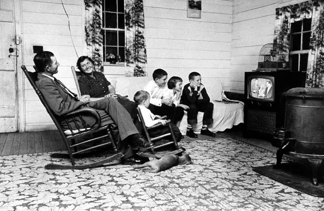 Picture 17 of A series of photos when people were still 'addicted' to the television