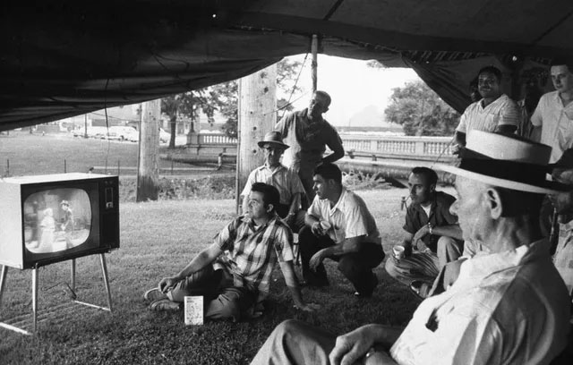 Picture 18 of A series of photos when people were still 'addicted' to the television