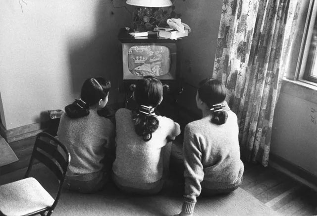 Picture 19 of A series of photos when people were still 'addicted' to the television