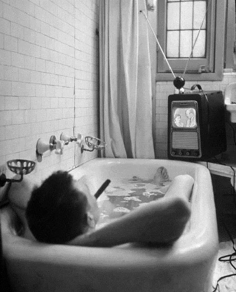 Picture 2 of A series of photos when people were still 'addicted' to the television
