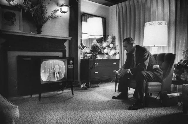 Picture 20 of A series of photos when people were still 'addicted' to the television