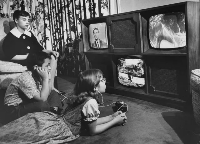 Picture 21 of A series of photos when people were still 'addicted' to the television