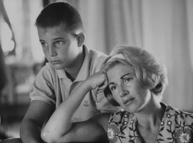 Picture 22 of A series of photos when people were still 'addicted' to the television