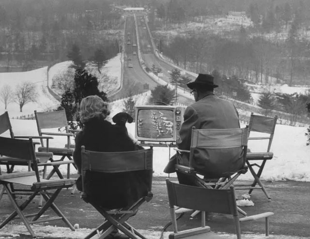 Picture 23 of A series of photos when people were still 'addicted' to the television