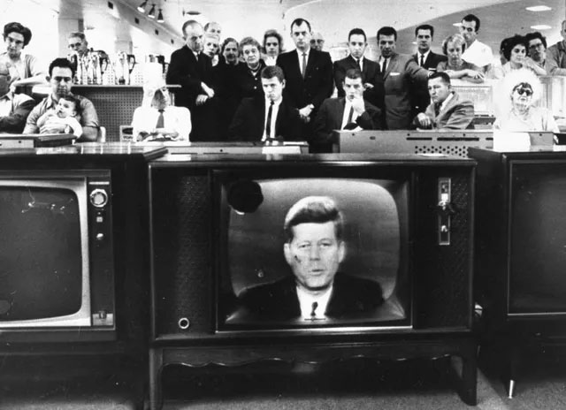 Picture 24 of A series of photos when people were still 'addicted' to the television