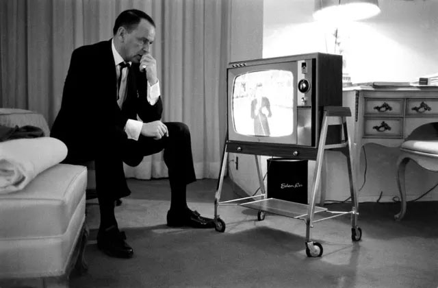 Picture 25 of A series of photos when people were still 'addicted' to the television