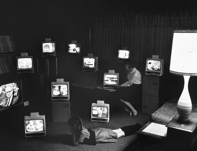 Picture 26 of A series of photos when people were still 'addicted' to the television