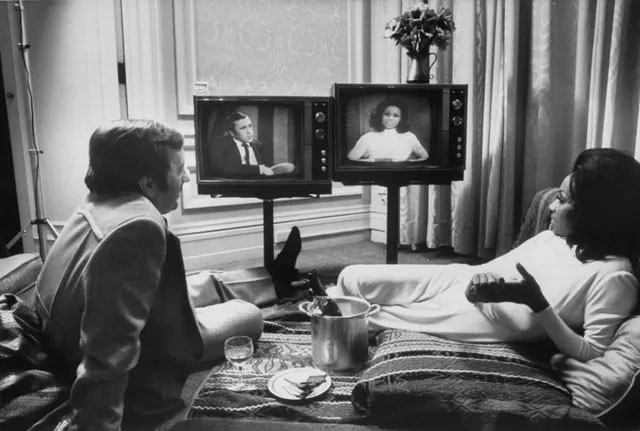 Picture 27 of A series of photos when people were still 'addicted' to the television