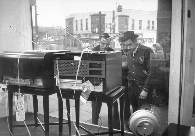 Picture 3 of A series of photos when people were still 'addicted' to the television