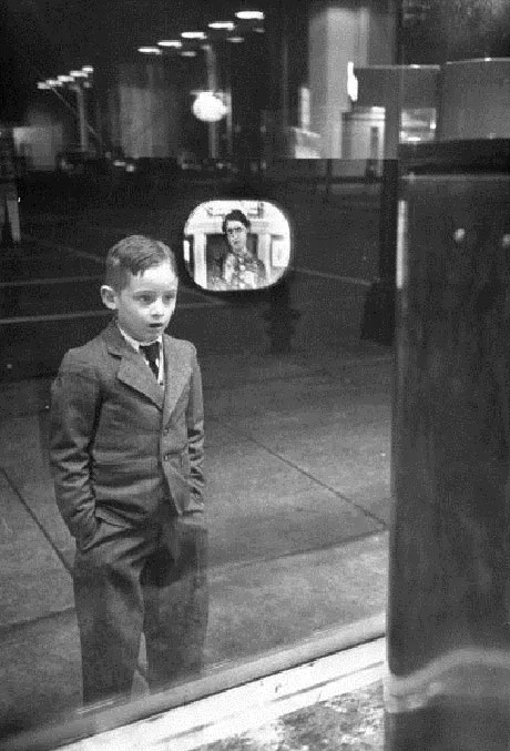 Picture 4 of A series of photos when people were still 'addicted' to the television
