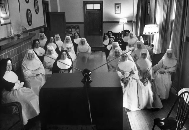 Picture 5 of A series of photos when people were still 'addicted' to the television