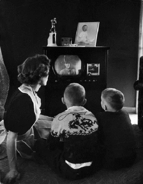 Picture 6 of A series of photos when people were still 'addicted' to the television