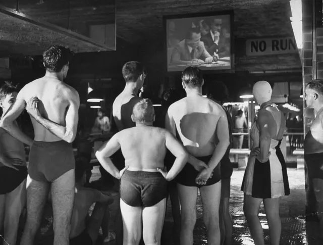 Picture 7 of A series of photos when people were still 'addicted' to the television