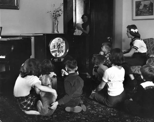 Picture 8 of A series of photos when people were still 'addicted' to the television