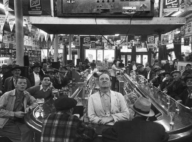 Picture 9 of A series of photos when people were still 'addicted' to the television