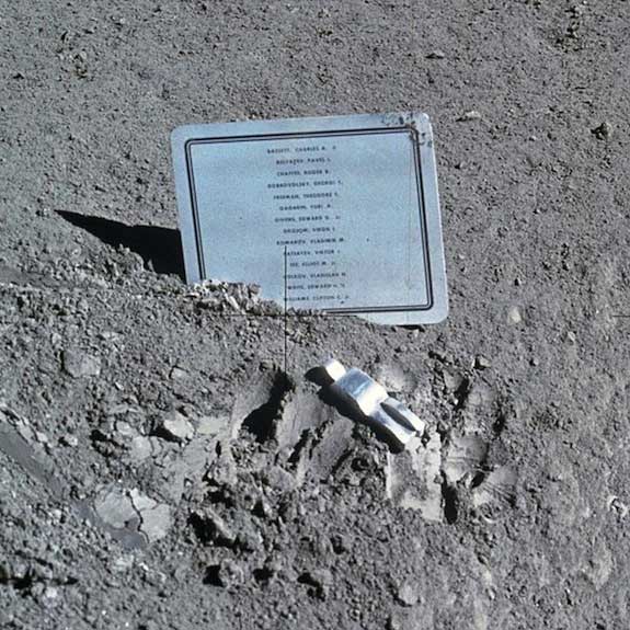 Picture 1 of A special way for NASA to commemorate the dead astronauts on the Moon
