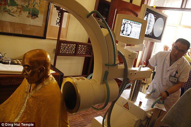 Picture 2 of A thousand-year-old gold mummy like the one who lives in China