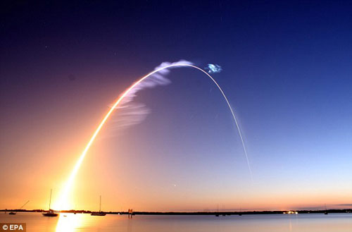 Picture 12 of Admire the moment of launching the Space Shuttle Discovery