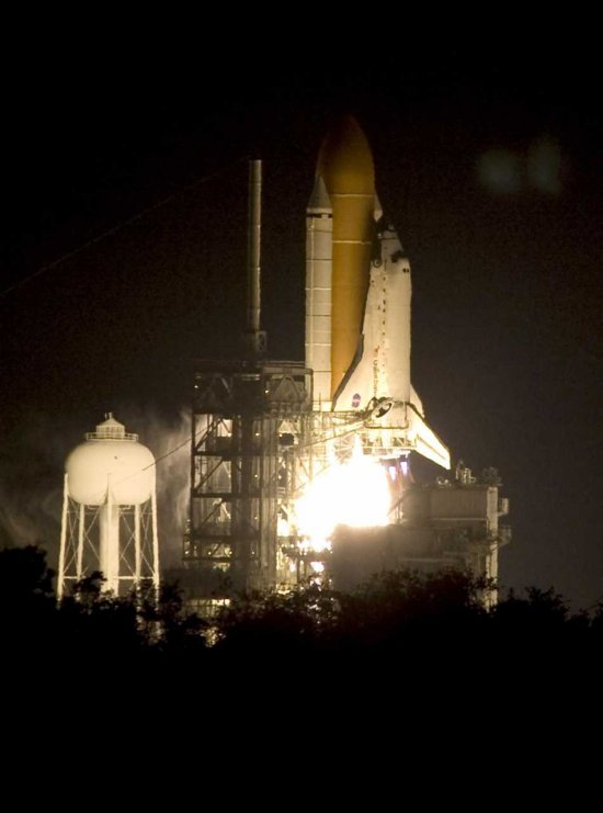 Picture 8 of Admire the moment of launching the Space Shuttle Discovery