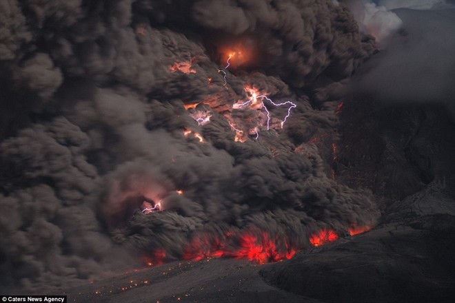 Picture 2 of Admire the phenomenon of extremely rare volcanic lightning