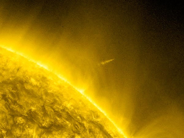 Picture 3 of Aerial photo: Boeing 737 silhouetted against the Sun.