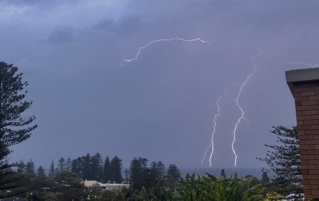 Picture 2 of After a record heat, Sydney put lightning on