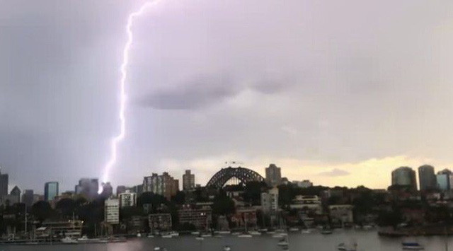Picture 3 of After a record heat, Sydney put lightning on