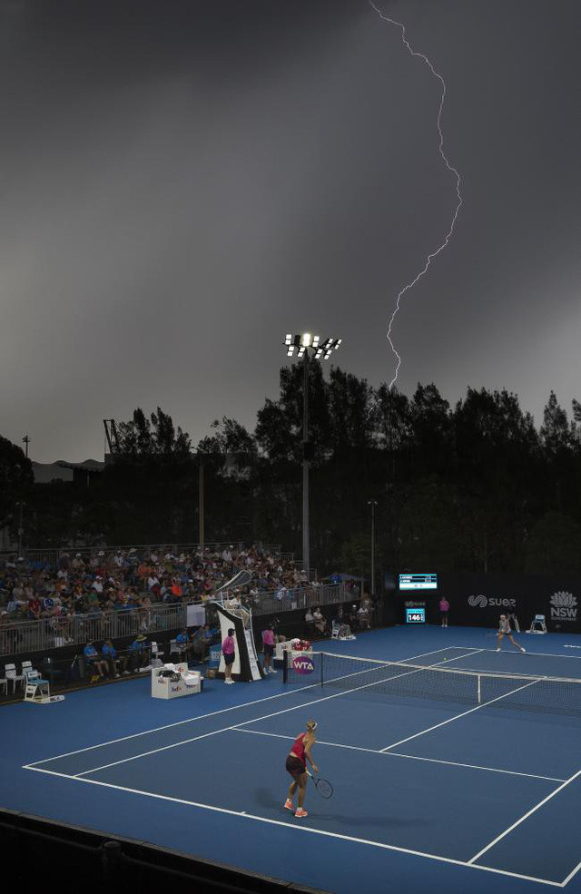 Picture 4 of After a record heat, Sydney put lightning on