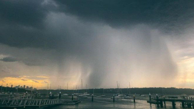 Picture 5 of After a record heat, Sydney put lightning on