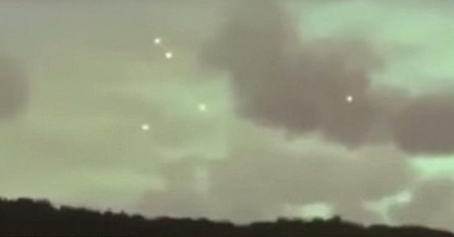 Picture 1 of Again discovered UFO dancing in the sky of America