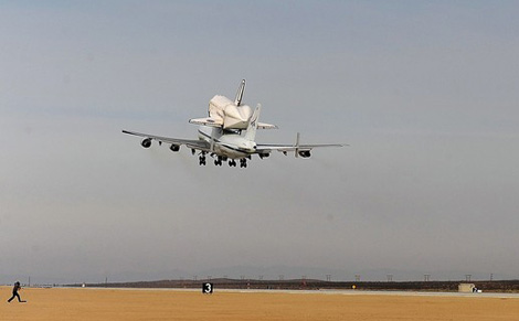 Picture 8 of Aircraft 'piggyback' spacecraft