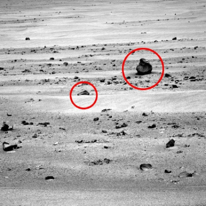 Picture 2 of Aliens equipped with weapons on Mars?