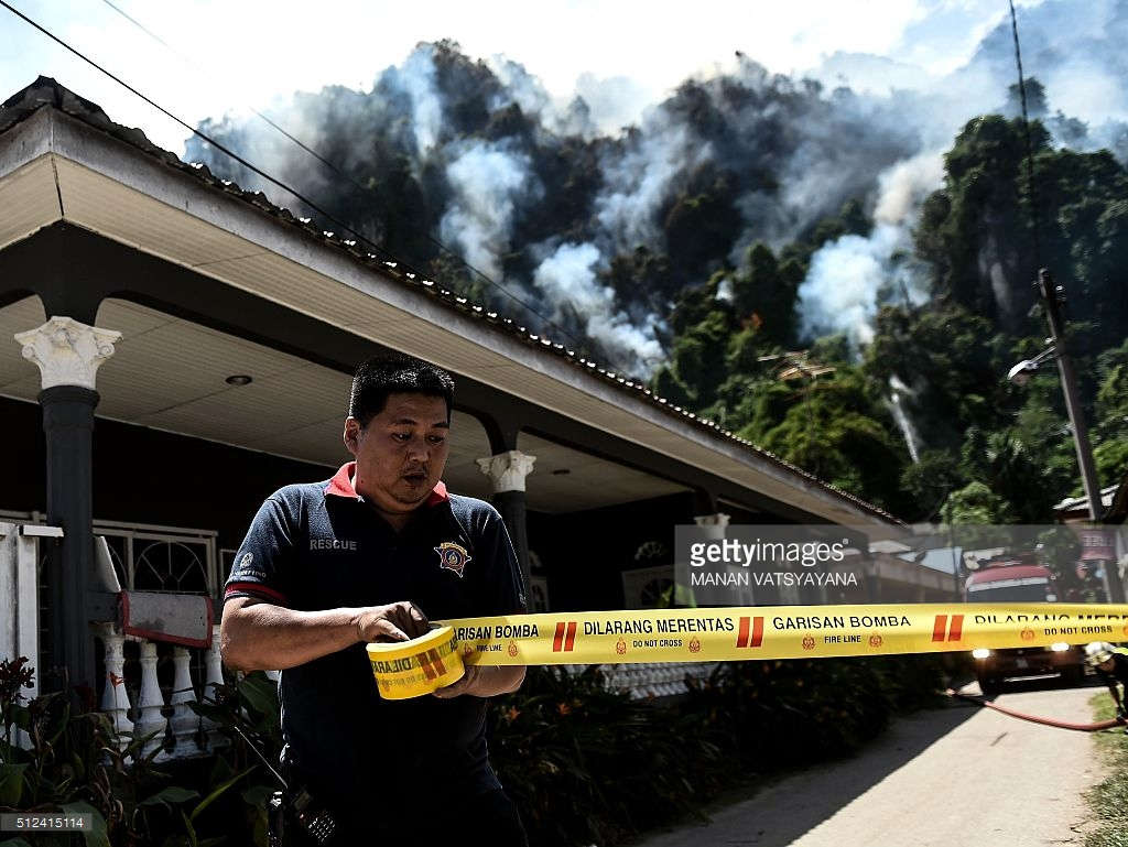 Picture 13 of All Asia struggles to deal with the terrible heat