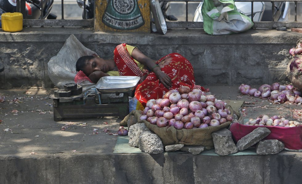 Picture 3 of All Asia struggles to deal with the terrible heat