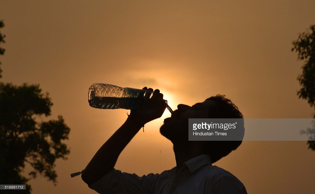 Picture 4 of All Asia struggles to deal with the terrible heat