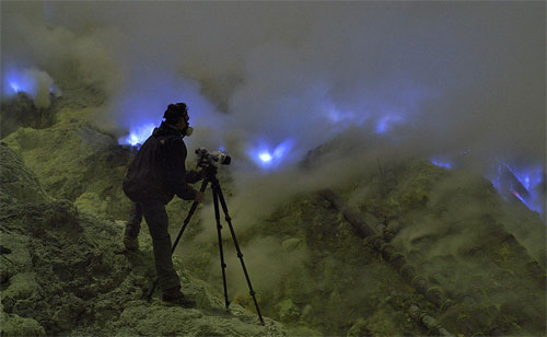 Amazing blue flame on the crater images 3