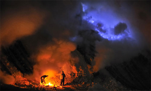 Amazing blue flame on the crater images 4