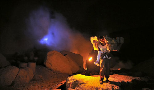 Amazing blue flame on the crater images 5