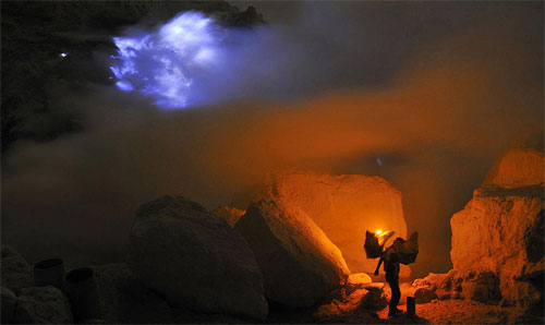 Amazing blue flame on the crater images 6