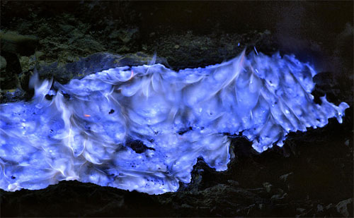 Amazing blue flame on the crater images 7