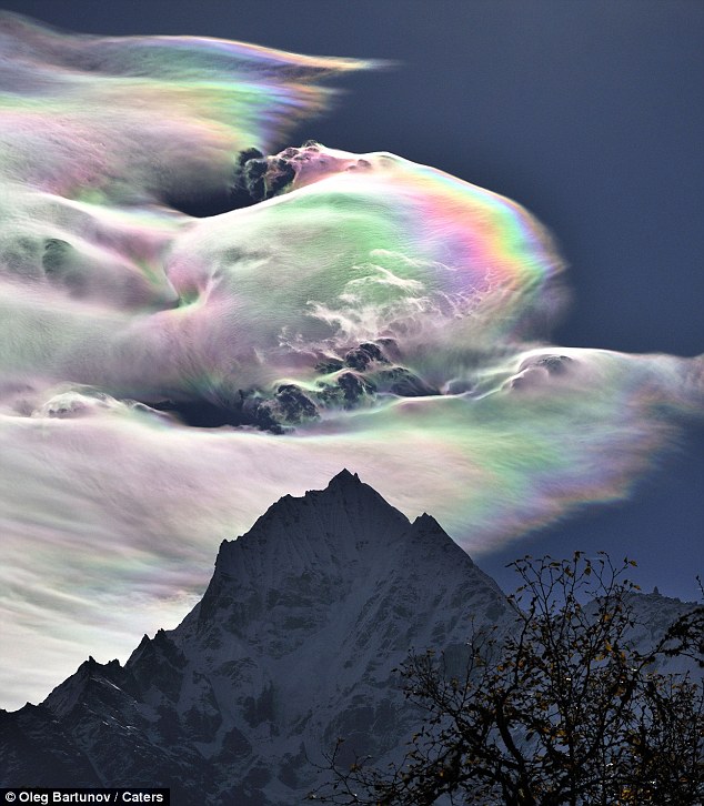 Picture 1 of Amazing phenomenon: Rainbow clouds appear on Mount Everest