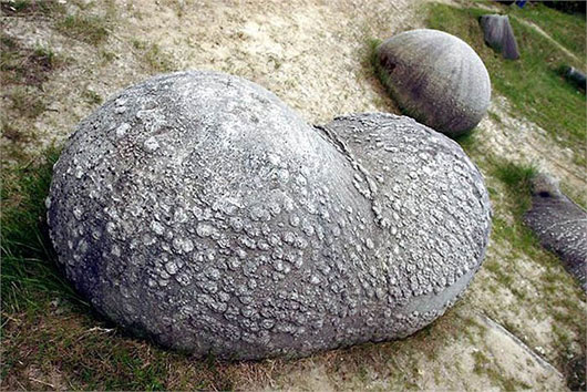 Picture 1 of Amazingly the stone itself grew, bulging