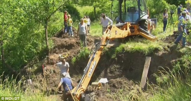 Picture 4 of America: A farmer finds the mammoth skeleton in his yard