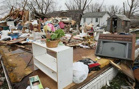 Picture 5 of America: Tornadoes devastate half the town