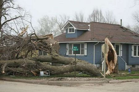 Picture 7 of America: Tornadoes devastate half the town