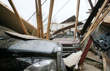 Picture 8 of America: Tornadoes devastate half the town