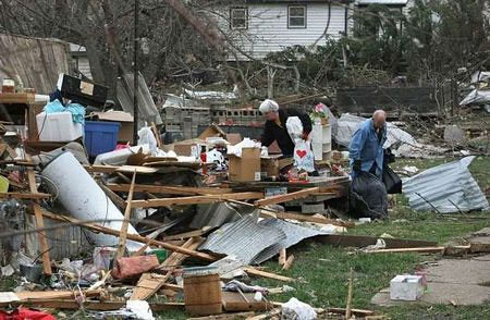 Picture 9 of America: Tornadoes devastate half the town
