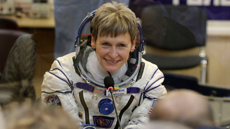 Picture 1 of American astronauts break the record of living in the universe back to Earth