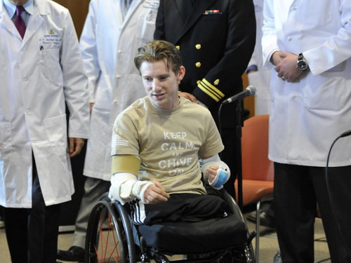 Picture 1 of American soldiers lose their armored limbs
