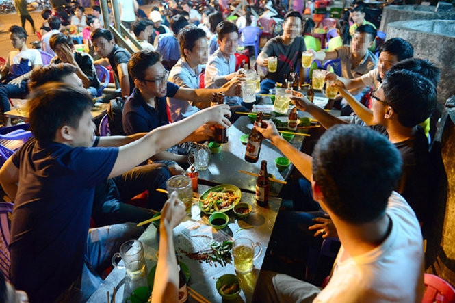 Picture 3 of Americans eat to ... die, many Vietnamese people today are also eating ... to meet their ancestors early